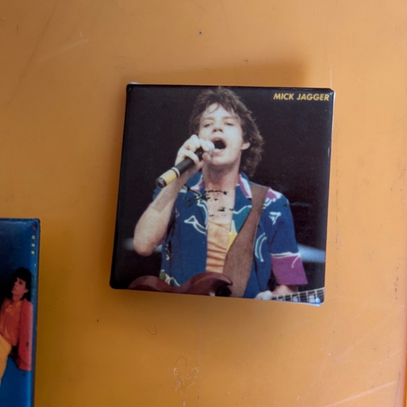 *RARE* LOT OF 2 VINTAGE 1980’s ROLLING STONES PIN MICK JAGGER PINBACK BUTTON - Picture 3 of 4